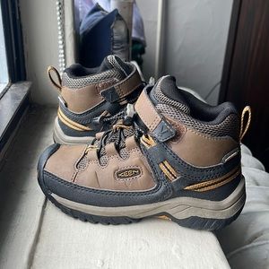 Keen kids size 10 Targhee mid waterproof hiking boot